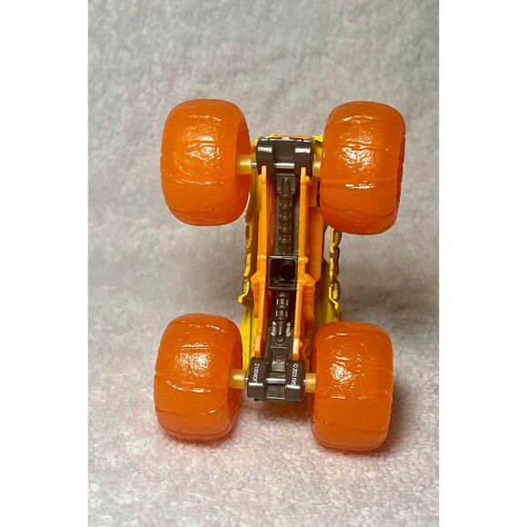 Hot Wheels Monster Jam Maximum Destruction Max D Truck 1:64 EARTH Vs Surf EUC - Picture 5 of 5